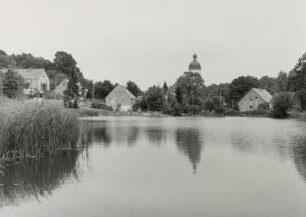 Königshain (Kreis Görlitz). Blick über den Teich zur Kirche