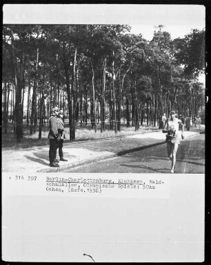 Olympischer Wettkampf: 50 km Gehen (Waldschulallee, Stadion Eichkamp in Berlin-Charlottenburg)