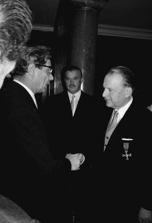 Verleihung des Bundesverdienstkreuzes am Band an Kurt Matheis, Präsident der Landeszahnärztekammer, durch Bürgermeister Kurt Hofheinz