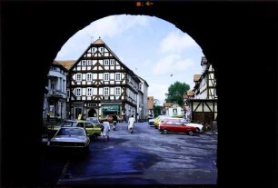 Rotenburg: Platz vor dem Schloss, durch Torbogen auf Fachwerkhäuser