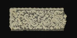 Filetspitze mit durchzogenem Ornament und genähter Kante