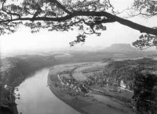 Sächsische Schweiz. Bastei, Aussichtskanzel. Blick über Elbebogen mit Oberrathen und Lilienstein