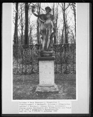 Figurenrondell — Statue eines Bacchanten mit Korbflasche und Pokal