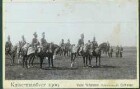 Kaiser Wilhelm II. mit zahlreichen Uniformierten, sämtlich zu Pferd.