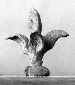 Vierblättrige Blumenkrone (vermutlich Fragment einer Bronzestatue)