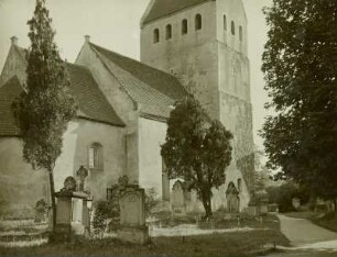 Cavertitz, Kirche von Nordosten mit Kirchhof