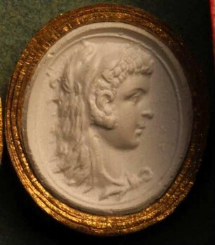 Profilkopf der Omphale, mit der Löwenhaut bekleidet (Daktyliothek, Erstes Mythologisches Tausend)
