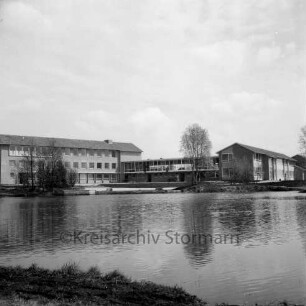 Realschule Harksheide: Fadens Tannen: Neubau vor Einweihung: davor Schulhof und Büsche: vorn Teich auf Schulgelände