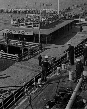 Zoppot (heute Sopot). Ansicht der Seebrücke, auch Großer Seesteg genannt, - Anlegestelle der Schifffahrtslinie Seedienst Ostpreußen. Passagiere warten