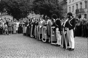 Freiburg: Münsterplatz; Trachtengruppe aus Villingen