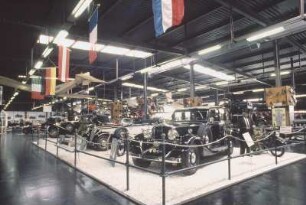 Sinsheim. Blick in eine Ausstellungshalle mit Oldtimern