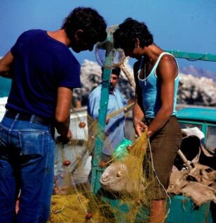 Paros, Naoussa. Fischer mit Netzen im Hafen. K2