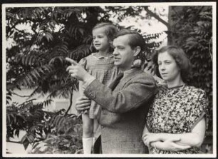 Martin Raschke mit Ehefrau Jutta und Tochter Sophia, etwa 1943 : Familie Raschke im Garten in Dresden-Loschwitz, Martin Raschke hält Tochter Sophia (*1938) auf dem Arm, neben ihnen Jutta Raschke geb. Lucchesi, aus dem Nachlass Martin Raschke
