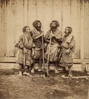 Vier bewaffnete Ainu