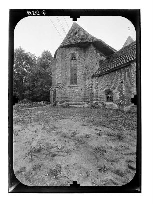Lübow. Kirche (1210/1227 beg.). Chor und Sakristei von Nordosten