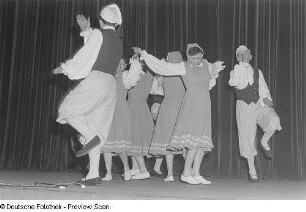 Tanzgruppe während eines Auftritts beim Bezirksausscheid der Volkskunstgruppen 1954
