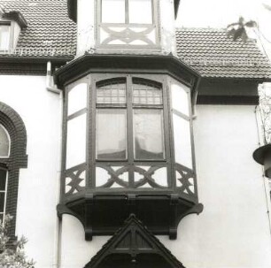 Cottbus, Schwanstraße 10. Villa (1900). Erker der Portalachse