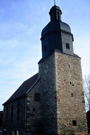 Blick auf die Dorfkirche von Nordwest; Turm und Übergang zum Langhaus