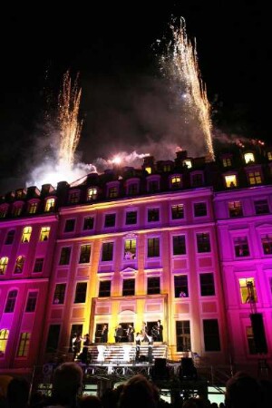 Dreden-Altstadt, Neumarkt 1-3. QF Hotel mit Weigelschem Haus sowie Wohn- und Geschäftshaus. Teilansicht zur Einweihungsfeier mit Feuerwerk und violett angestrahlt
