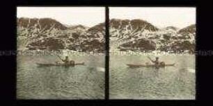 Mann im Kajak vor der Küste Spitzbergen