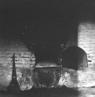 Großenhain-Strauch, Am Dorfanger. Backhaus 1656/1763, 1985 restauriert). Detail: Backofen. Ansicht mit geöffneter Ofentür