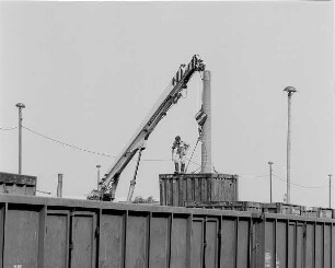 Verladung von Militärtechnik und Containern der 1. Gardepanzerarmee im Güterbahnhof Dresden-Neustadt. Containerumschlag von Lastkraftwagen auf Güterwagen mit Autodrehkran : Dresden-Neustadt. Verladung von Militärtechnik und Containern der 1. Gardepanzerarmee im Güterbahnhof Dresden-Neustadt. Containerumschlag von Lastkraftwagen auf Güterwagen mit Autodrehkran