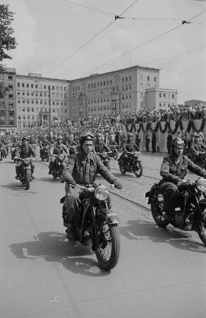Eine Motorradparade anlässlich des II. Deutschen Turn- und Sportfestes