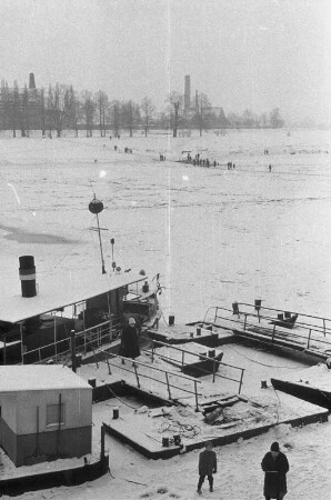Vereiste Elbe an der Fähre