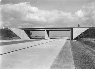 Überführung der Straße Plieningen - Bernhausen in km 194,048 In Richtung Ulm gesehen.