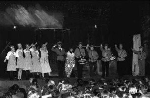 Kleines Theater: Hamburger Straße: Theatergruppe "Blaue Wolke": Aufführung des Dramas "Ghetto" von Joshua Sobol: Bühne, Szenenbild mit Darstellern: unten Zuschauer: 8. Februar 1998