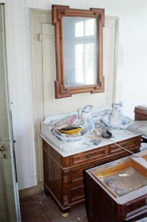 Waschkommode im Schlafzimmer Römer