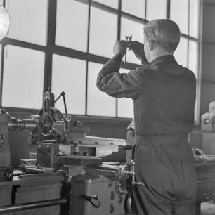 Lehrling bei Borgward überprüft sein Bauelement