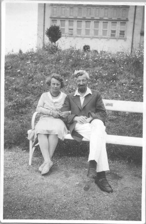 Etha und Hans Richter, auf einer Bank sitzend