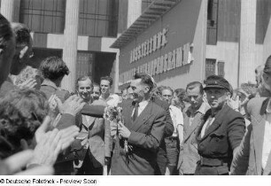 Jean Frédéric Joliot-Curie (Mitte) mit weiteren Teilnehmern der Tagung des Weltfriedensrates