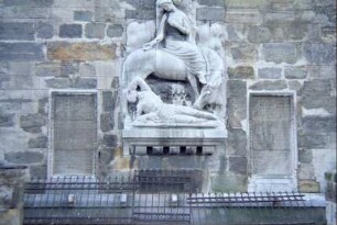 Kriegerdenkmal an Kirchenaußenwand, Walhalle zu Pferde über sterbendem Soldaten