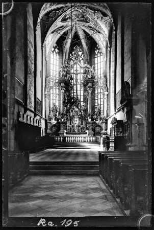 Villach, Österreich. Innenansicht der Stadtpfarrkirche St. Jakob. Blick zum Altar