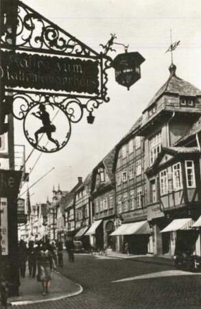 Hameln. Osterstraße mit Wirtshausschild