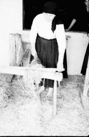 Bukarest: Ausstellung, Weben: Hanf wird gebrochen