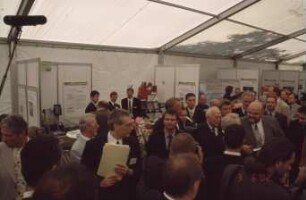 Woche der Umwelt Berlin 2002, Bundespräsident Rau beim Rundgang vor dem Stand der Landtechnik Weihenstephan