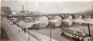 Dresden-Altstadt, Terrassenufer. Anlegestelle mit Dampfschiff Graf Moltke gegen Augustusbrücke, Opernhaus und Turm des Heizkraftwerkes