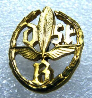Treueabzeichen in Gold Deutscher Stenografenbund (mit Broschennadel) : Sammlung Beinhorn. Treueabzeichen in Gold Deutscher Stenografenbund (DStB mit geflügelter Feder im Lorbeerkranz, mit Broschennadel). Metall, vergoldet; Maße 20,5 x 16 mm (1986). Dresden: SLUB R c 0216
