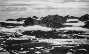 Berglandschaft auf Spitzbergen (HSDG-Spitzbergenfahrt der Monte Cervantes Leonhardt 1928)