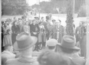 Oberbürgermeister Ernst Reuter bei der Feier zur Umbenennung der Berliner Kronprinzenallee in Clayallee
