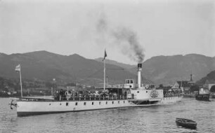 Personen-Seitenraddampfer "John Penn" (1864, Werft Blasewitz) in Fahrt stromauf bei Wannow (Vaňov)