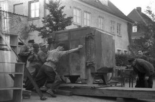 Freiburg: Umzug des Keramikofens, Aufladen in der Hansjakobstraße