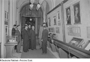 Chinesische Delegierte während eines Ausstellungsbesuches im Georgi-Dimitroff-Museum (heutiges Bundesverwaltungsgericht)