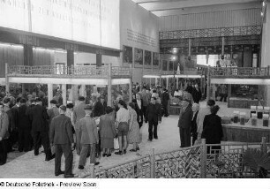 Besucher der Leipziger Herbstmesse 1954 im indischen Pavillon