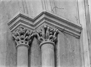 Rechtes Fensterkapitell: Florale Ornamente