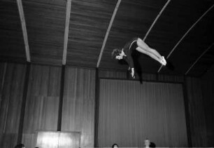 Freiburg: Kolpinghaus, Turnvorführungen, Trampolin
