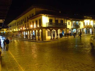 Cusco - Plaza de Armas am Abend : Der Hauptplatz, Plaza de Armas, am Abend. Aufgenommen am 29. August 2011 in Cusco